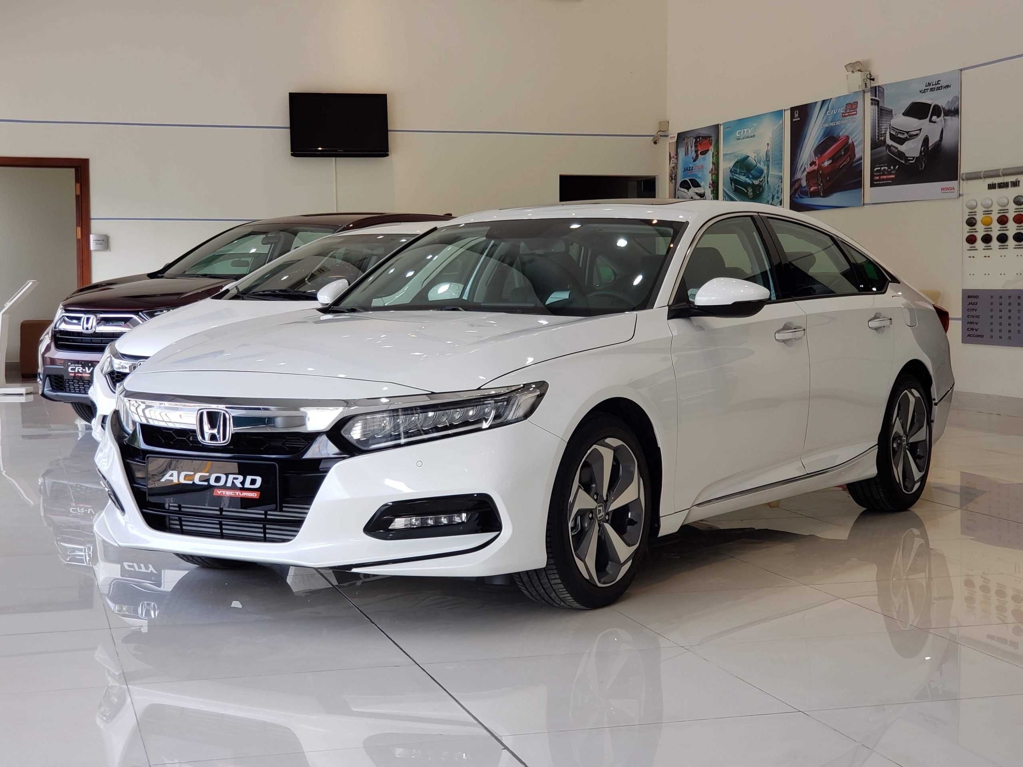 Cả tháng bán không nổi 500 chiếc, 3 nhóm xe gầm thấp này thất thế rõ tại Việt Nam: Mazda3, Grand i10 gồng gánh cả phân khúc, Camry gần ‘một mình một chợ’- Ảnh 8. Cả tháng bán không nổi 500 chiếc, 3 nhóm xe gầm thấp này thất thế rõ tại Việt Nam: Mazda3, Grand i10 gồng gánh cả phân khúc, Camry gần ‘một mình một chợ’- Ảnh 8.