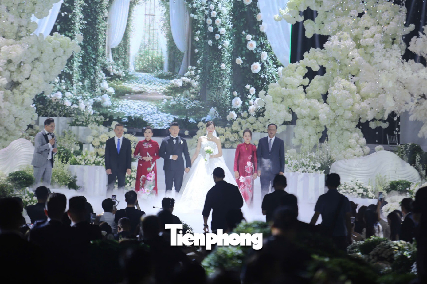 Toàn cảnh đám cưới từ 6h sáng tới đêm khuya của Hoa hậu Đỗ Thị Hà- Ảnh 12. Toàn cảnh đám cưới từ 6h sáng tới đêm khuya của Hoa hậu Đỗ Thị Hà- Ảnh 12.