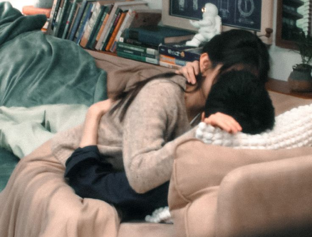 V&igrave; sao h&ocirc;n mọi người đều nghi&ecirc;ng đầu sang phải?- Ảnh 1.