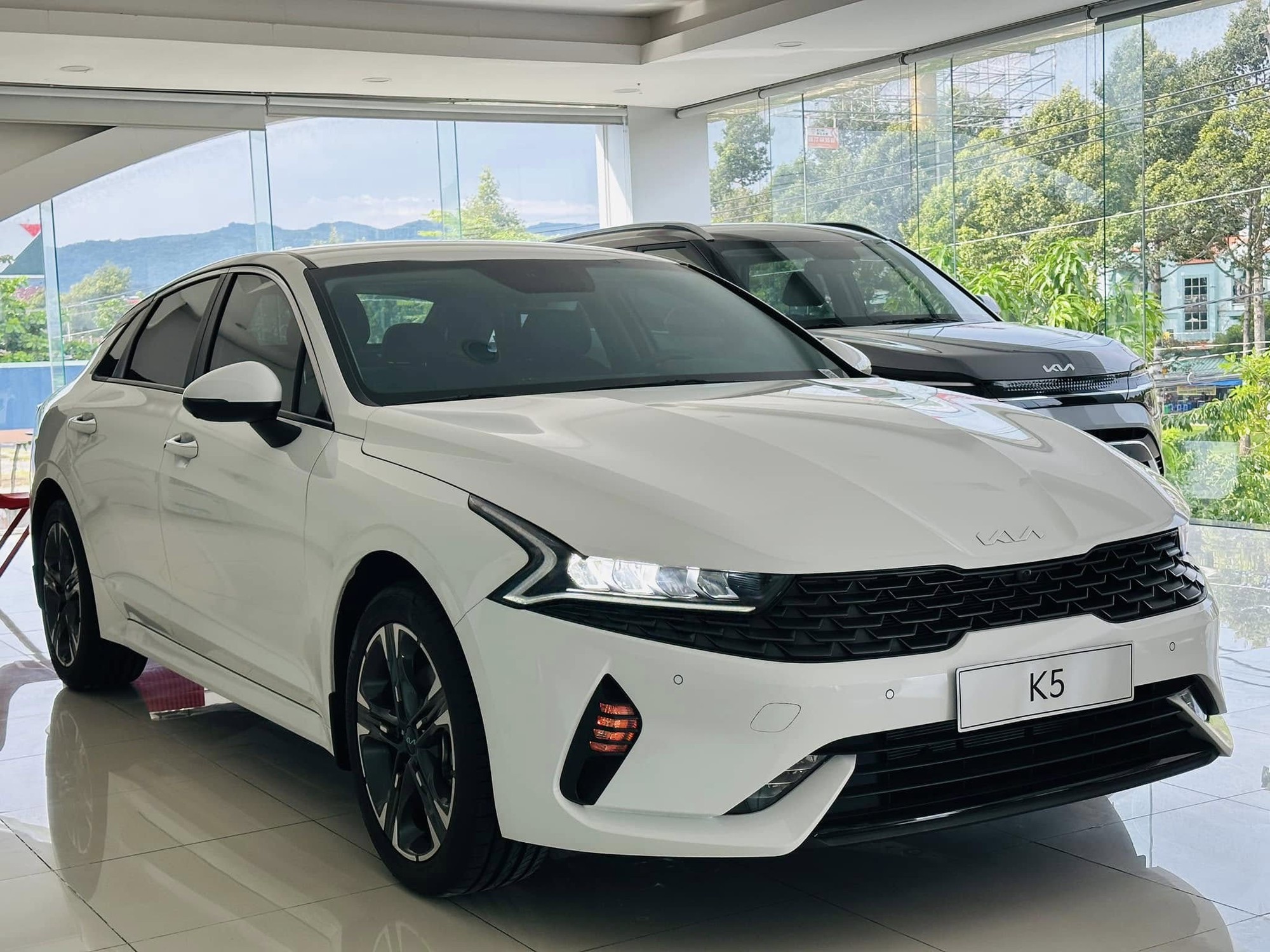 Cả tháng bán không nổi 500 chiếc, 3 nhóm xe gầm thấp này thất thế rõ tại Việt Nam: Mazda3, Grand i10 gồng gánh cả phân khúc, Camry gần ‘một mình một chợ’- Ảnh 7. Cả tháng bán không nổi 500 chiếc, 3 nhóm xe gầm thấp này thất thế rõ tại Việt Nam: Mazda3, Grand i10 gồng gánh cả phân khúc, Camry gần ‘một mình một chợ’- Ảnh 7.