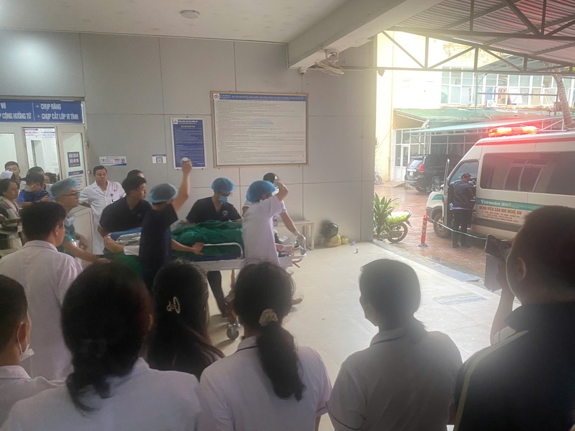 Nóng: Xác minh thông tin hai nhân viên y tế Bệnh viện Sản nhi Nghệ An bị người nhà bệnh nhân nhốt rồi tấn công bị thương- Ảnh 1.