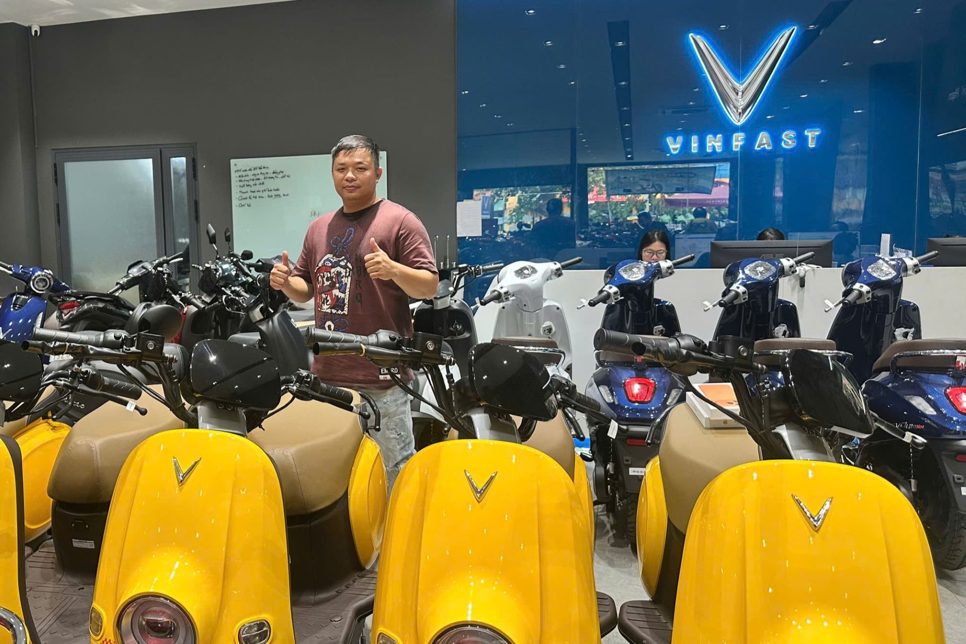 Chi chục tỷ đồng mở 2 đại lý xe máy điện VinFast, chủ đầu tư chia sẻ: Thị trường đang ở thời điểm vàng- Ảnh 1. Chi chục tỷ đồng mở 2 đại lý xe máy điện VinFast, chủ đầu tư chia sẻ: Thị trường đang ở thời điểm vàng- Ảnh 1.