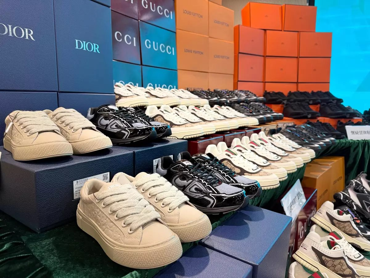 Theo dõi 2 xe tải chạy xuyên biên giới, công an triệt phá đường dây buôn bán hàng hiệu Nike, Adidas và Gucci giả, tịch thu hơn 18.000 sản phẩm trị giá 33 tỷ đồng- Ảnh 1.
