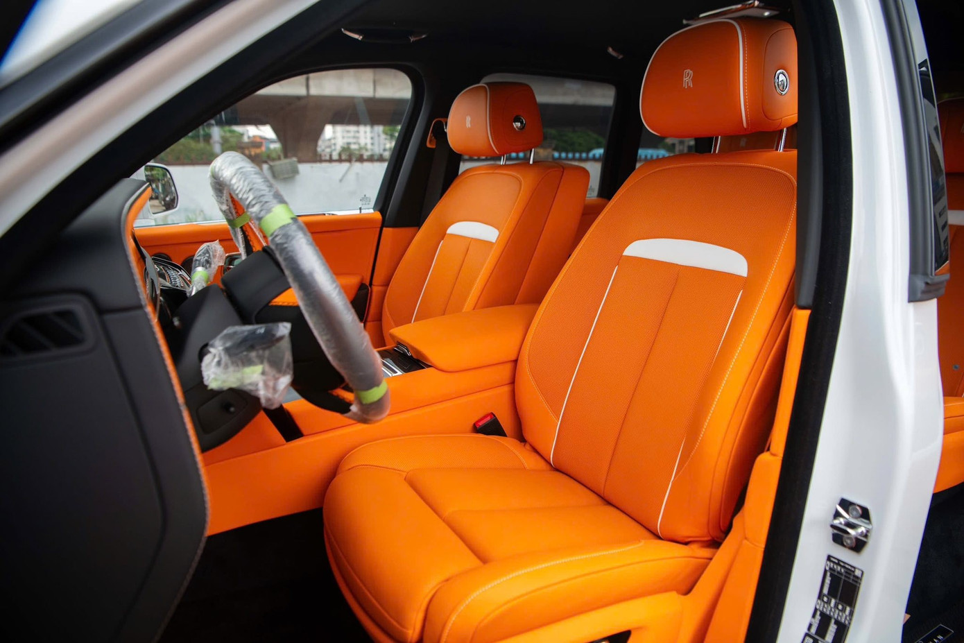 Cận cảnh Rolls-Royce Cullinan Black Badge 2025 đầu tiên về Việt Nam- Ảnh 10.