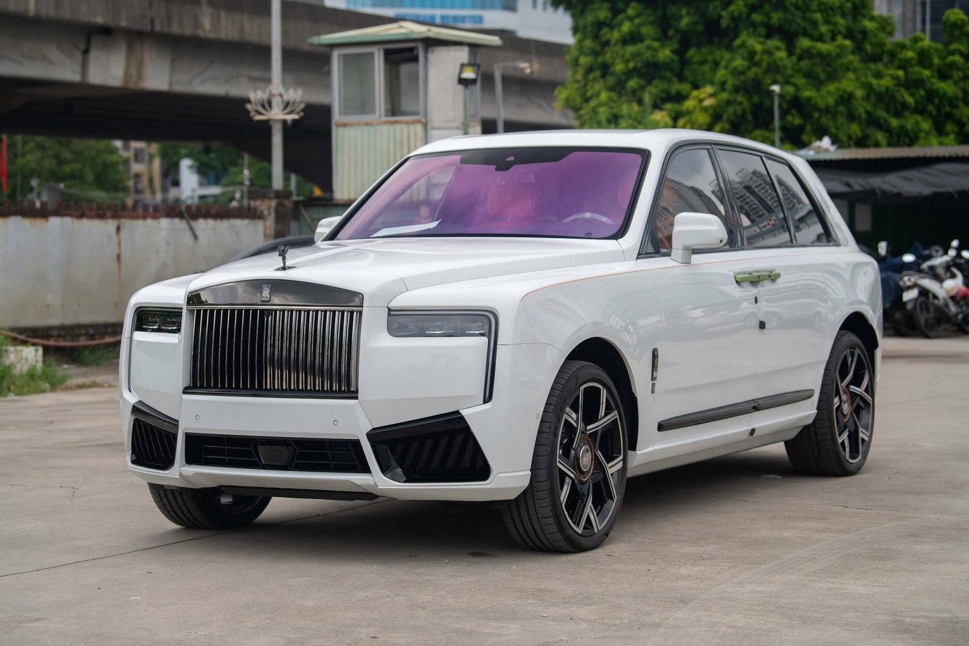 Cận cảnh Rolls-Royce Cullinan Black Badge 2025 đầu tiên về Việt Nam- Ảnh 17.