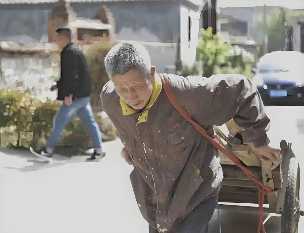 Con trai mất tích, cha mẹ còng lưng trả nợ 12 tỷ suốt 13 năm: Ngày mở két sắt con để lại, thứ bên trong khiến họ ngã quỵ- Ảnh 3.