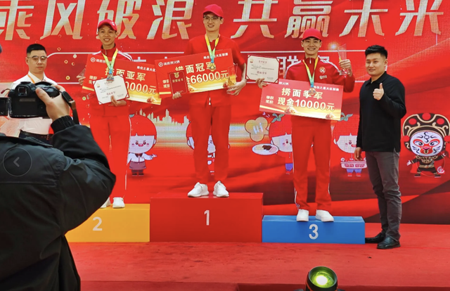 Haidilao trao 500 triệu đồng cho nhân viên múa mì xuất sắc nhất- Ảnh 4. Haidilao trao 500 triệu đồng cho nhân viên múa mì xuất sắc nhất- Ảnh 4.