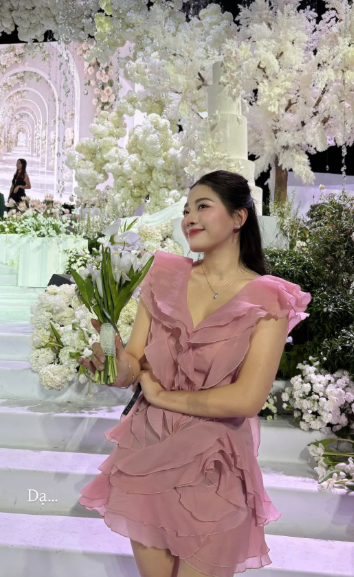 Bất ngờ th&acirc;n thế c&ocirc; g&aacute;i bắt được hoa cưới của Đỗ H&agrave; - Viết Vương- Ảnh 2.