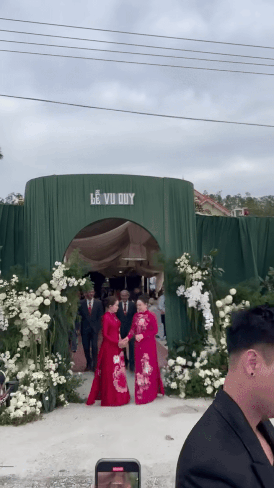 L&yacute; giải cơn sốt đ&aacute;m cưới Viết Vương - Hoa hậu Đỗ H&agrave; ở qu&ecirc; nh&agrave; Thanh H&oacute;a, Quảng Trị- Ảnh 3.