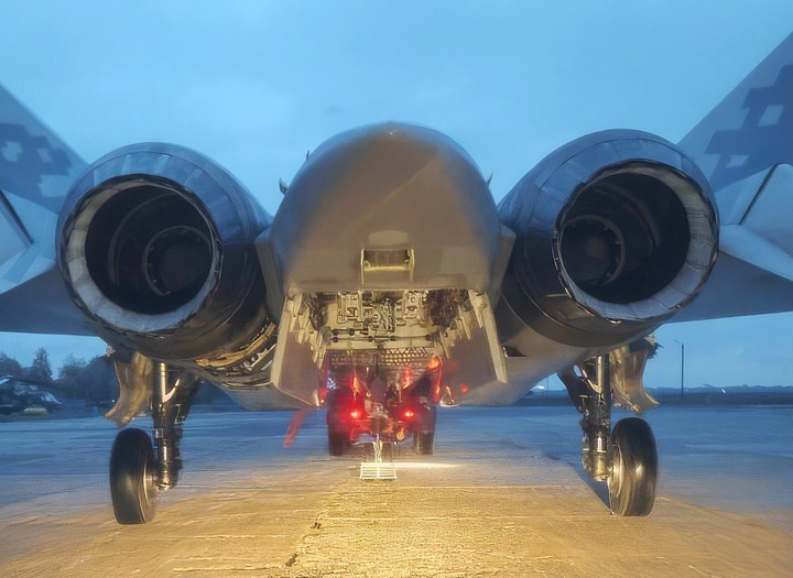 Nga lần đầu h&eacute; lộ khoang chứa vũ kh&iacute; b&iacute; mật b&ecirc;n trong Su-57 mới- Ảnh 1.