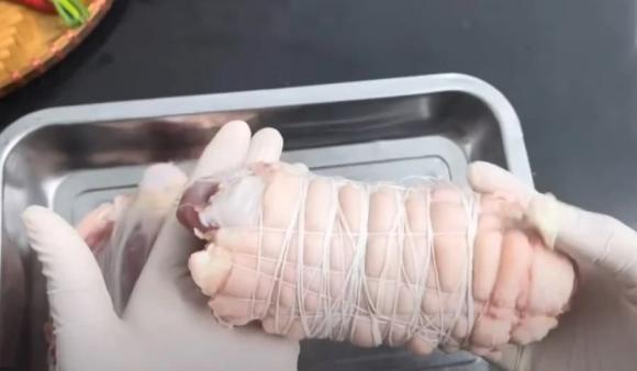 Luộc thịt nên để nguyên miếng hay thái nhỏ trước? Nhiều người nội trợ lâu năm vẫn làm sai- Ảnh 4. Luộc thịt nên để nguyên miếng hay thái nhỏ trước? Nhiều người nội trợ lâu năm vẫn làm sai- Ảnh 4.
