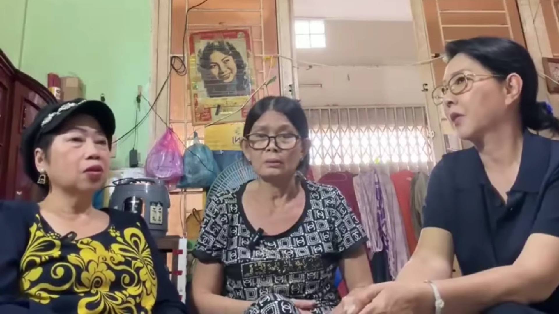 Vợ chồng nghệ sĩ phải ở trọ, chồng chạy xe ôm, vợ đi dọn nhà, bữa đói bữa no- Ảnh 2.
