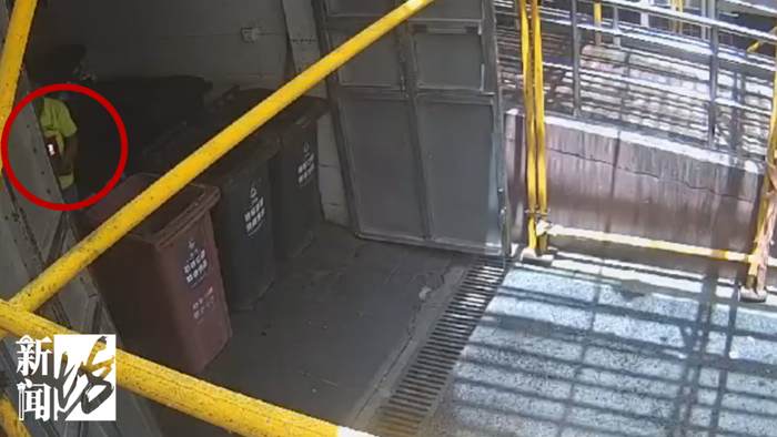 Con gái dọn nhà vứt vàng trị giá gần 2 tỷ đồng của mẹ vào thùng rác: Trích xuất camera khiến nữ sinh “không tin vào mắt mình”- Ảnh 2. Con gái dọn nhà vứt vàng trị giá gần 2 tỷ đồng của mẹ vào thùng rác: Trích xuất camera khiến nữ sinh “không tin vào mắt mình”- Ảnh 2.