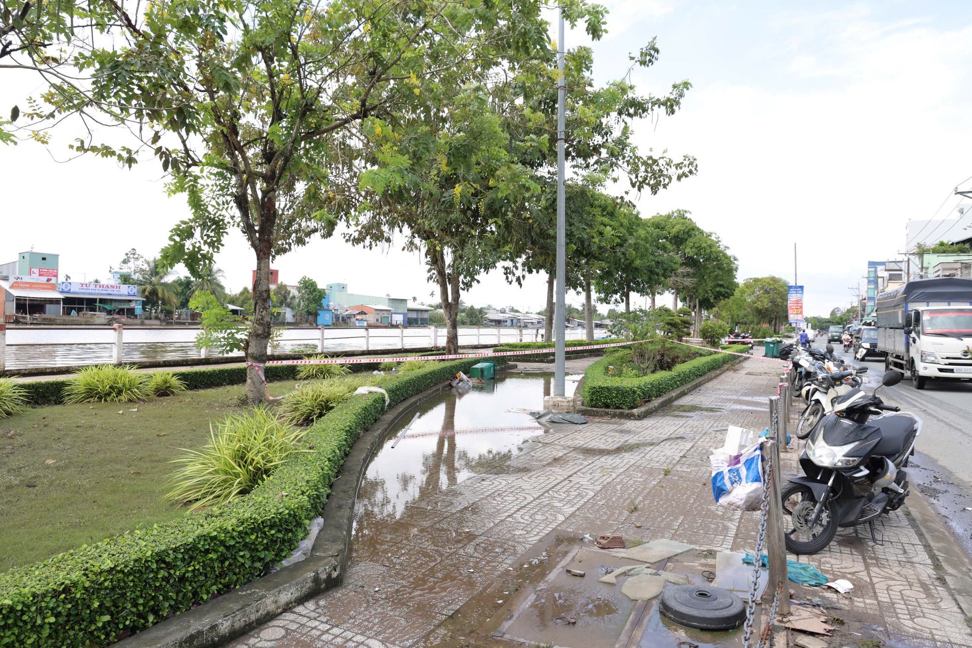 Lãnh đạo UBND TP Cần Thơ chỉ đạo khẩn sau vụ 2 học sinh tử vong do rò rỉ điện khi triều cường- Ảnh 2. Lãnh đạo UBND TP Cần Thơ chỉ đạo khẩn sau vụ 2 học sinh tử vong do rò rỉ điện khi triều cường- Ảnh 2.