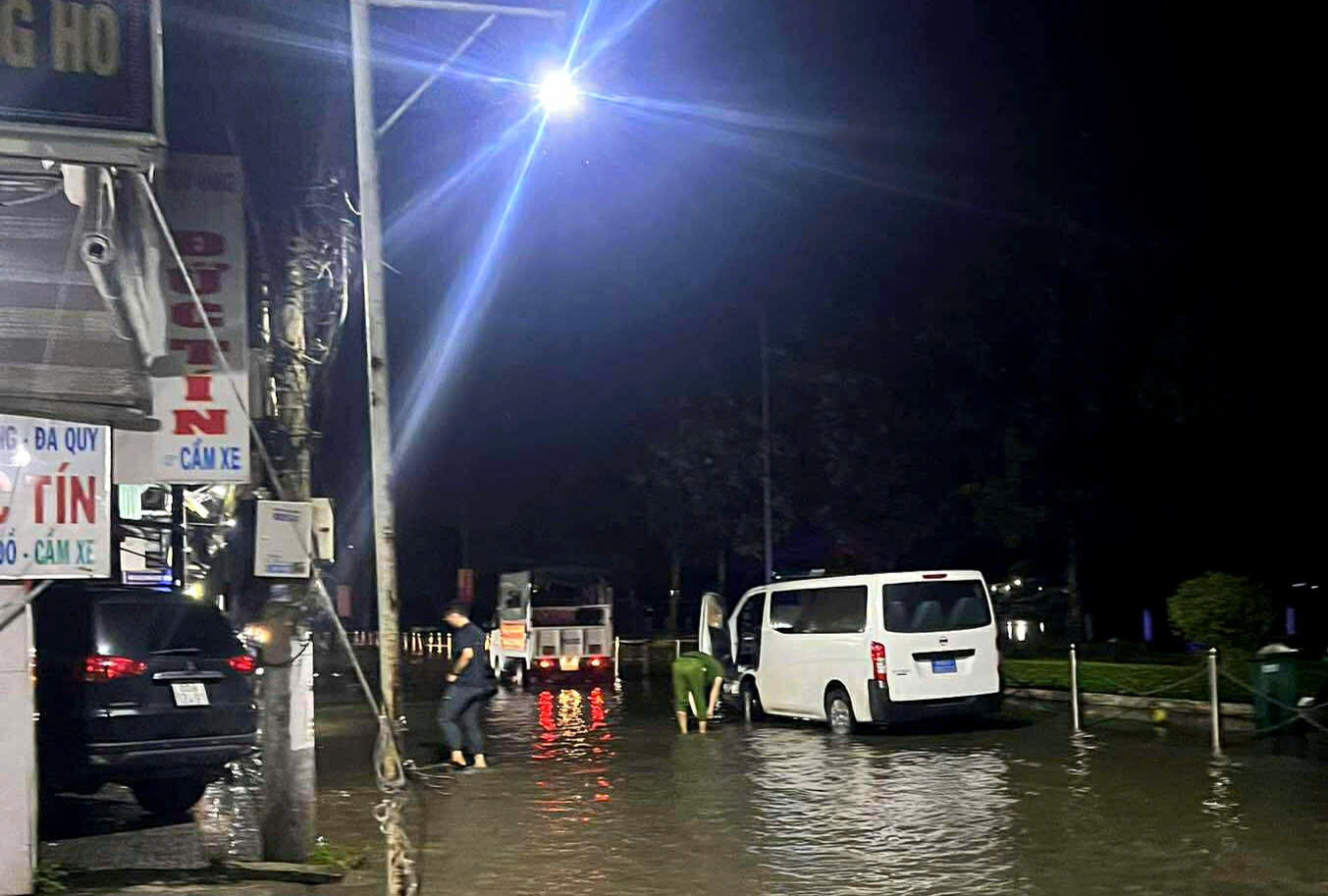 Cần Thơ: Rò Rỉ Điện Khi Triều Cường Dâng Cao Khiến 2 Học Sinh Tử Vong- Ảnh 1. Cần Thơ: Rò Rỉ Điện Khi Triều Cường Dâng Cao Khiến 2 Học Sinh Tử Vong- Ảnh 1.