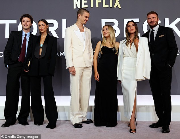 Victoria Beckham lần đầu lên tiếng giữa drama mâu thuẫn gia đình, rạn nứt với con dâu tỷ phú- Ảnh 3. Victoria Beckham lần đầu lên tiếng giữa drama mâu thuẫn gia đình, rạn nứt với con dâu tỷ phú- Ảnh 3.