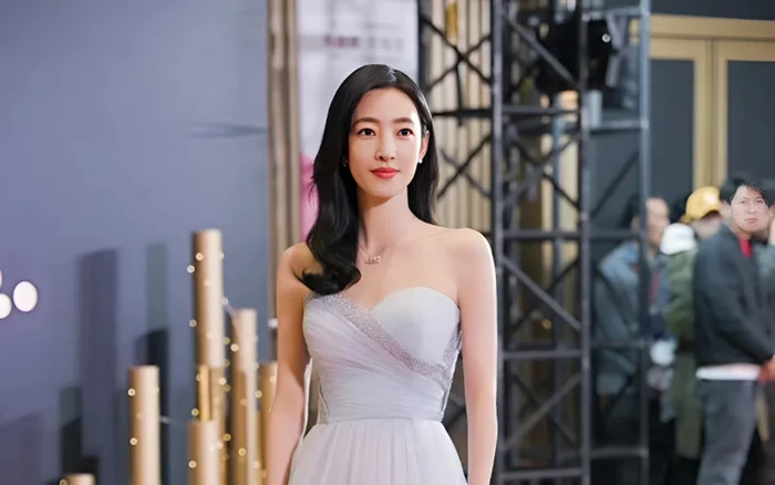 Nữ diễn viên nổi tiếng bị hàng chục người kéo đến phim trường đòi tiền- Ảnh 4. Nữ diễn viên nổi tiếng bị hàng chục người kéo đến phim trường đòi tiền- Ảnh 4.