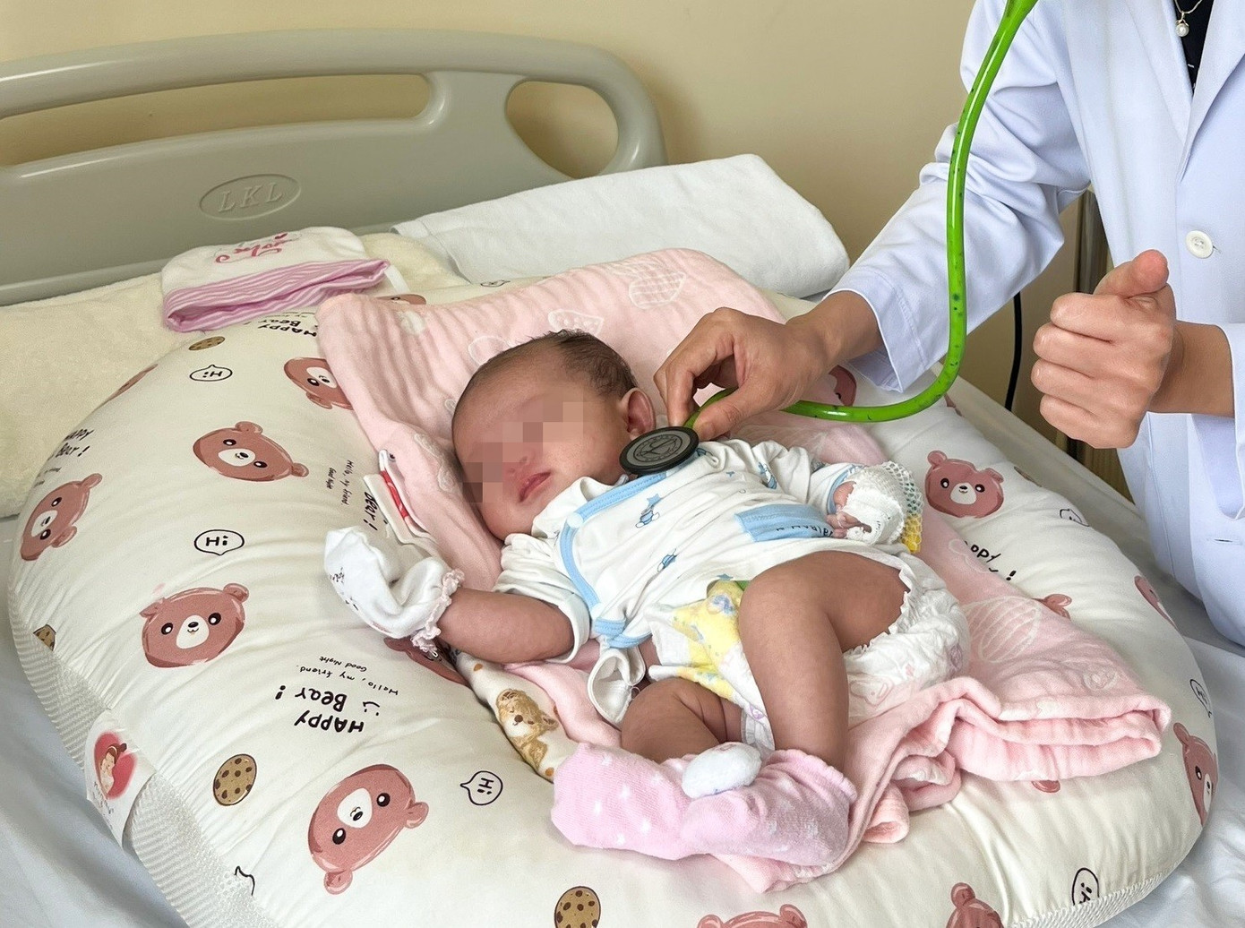 Bé gái sơ sinh có trái tim nằm bên phải lồng ngực- Ảnh 1. Bé gái sơ sinh có trái tim nằm bên phải lồng ngực- Ảnh 1.