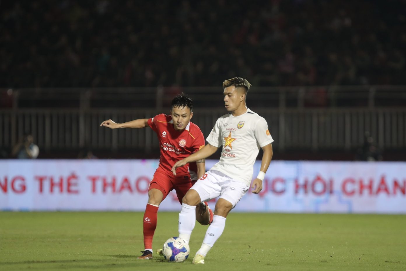 Võ Huy Toàn, Võ Minh Trọng bị "treo giò" ở vòng 8 V-League- Ảnh 2. Võ Huy Toàn, Võ Minh Trọng bị "treo giò" ở vòng 8 V-League- Ảnh 2.