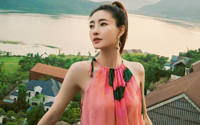 Nữ diễn viên nổi tiếng bị hàng chục người kéo đến phim trường đòi tiền- Ảnh 5. Nữ diễn viên nổi tiếng bị hàng chục người kéo đến phim trường đòi tiền- Ảnh 5.
