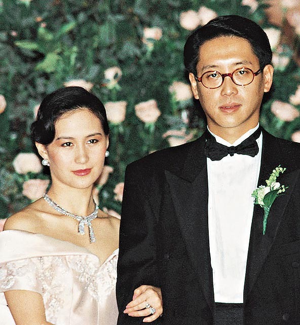 Bi kịch của ái nữ trùm sòng bạc Macau: Bỏ bạn trai để liên hôn, đau đớn bê quan tài khi tình cũ tự tử- Ảnh 4. Bi kịch của ái nữ trùm sòng bạc Macau: Bỏ bạn trai để liên hôn, đau đớn bê quan tài khi tình cũ tự tử- Ảnh 4.