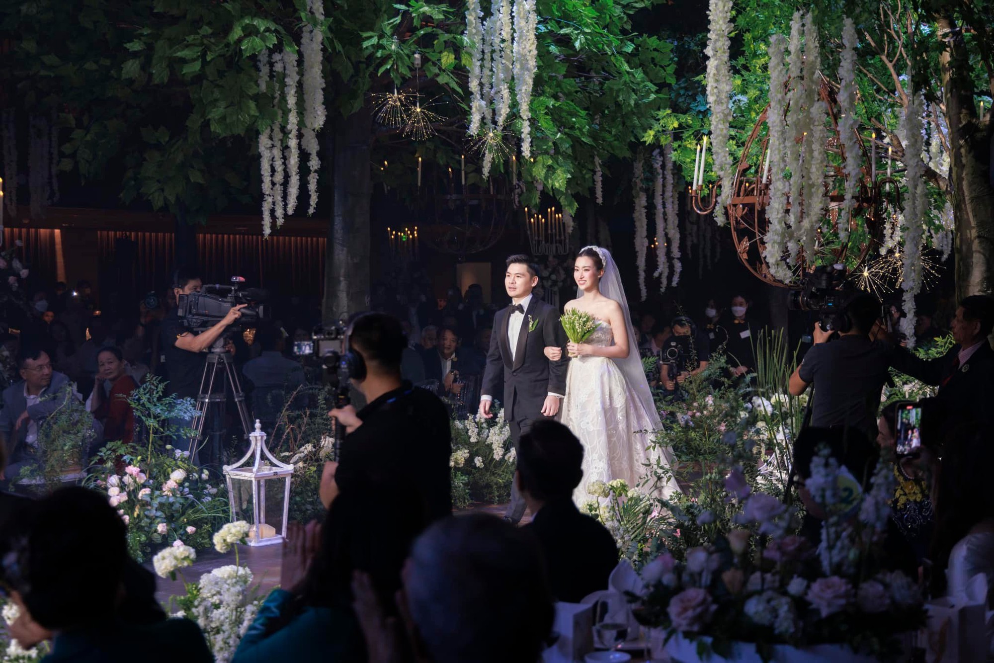 Đỗ Mỹ Linh và chồng Chủ tịch kỉ niệm 3 năm ngày cưới ngọt ngào, chẳng rầm rộ phô trương nhưng cực hạnh phúc- Ảnh 4. Đỗ Mỹ Linh và chồng Chủ tịch kỉ niệm 3 năm ngày cưới ngọt ngào, chẳng rầm rộ phô trương nhưng cực hạnh phúc- Ảnh 4.