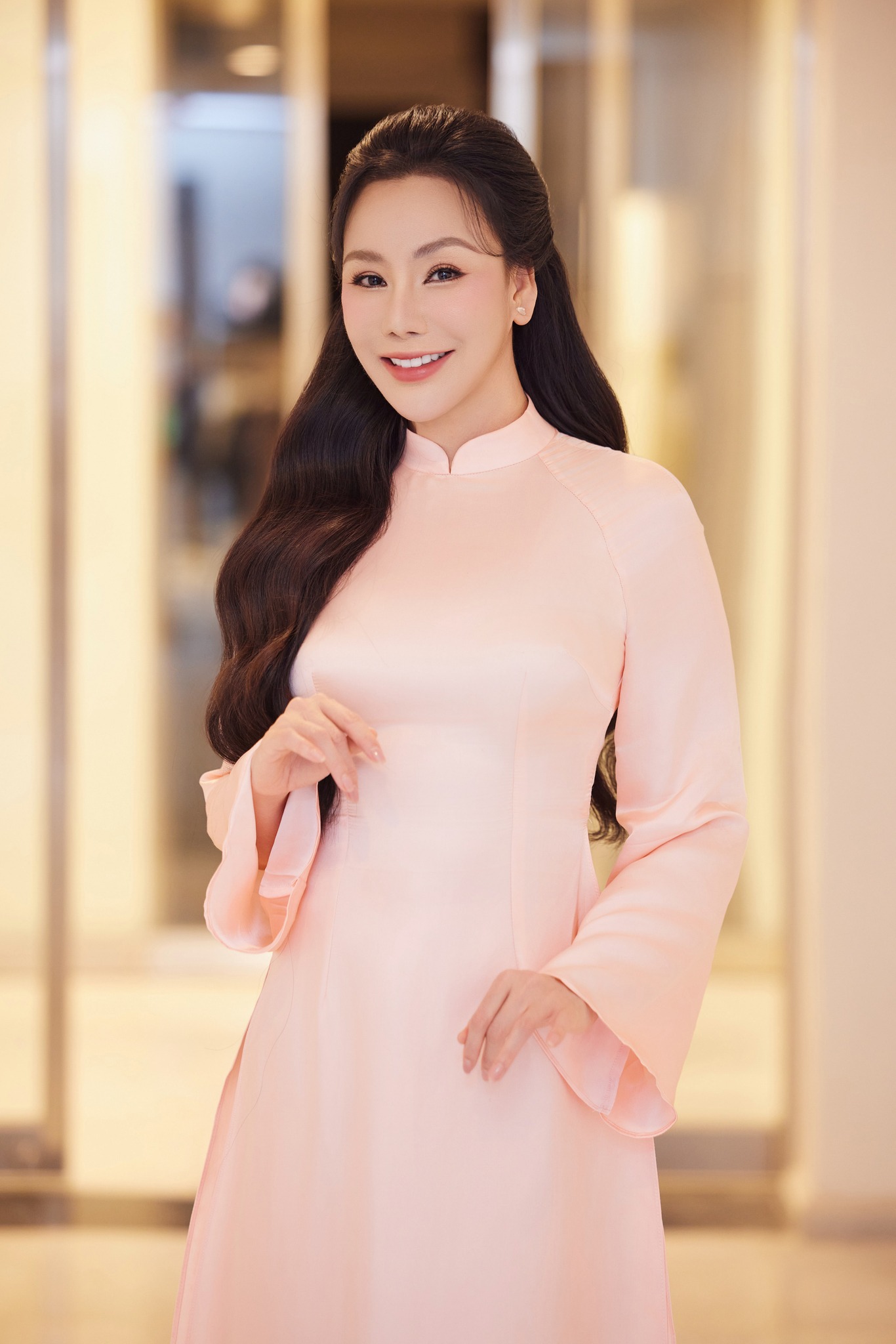 Nữ nghệ sĩ là "đại gia đất mỏ", sở hữu biệt thự từ Hà Nội đến TP.HCM, 45 tuổi mới lấy chồng - Ảnh 1. Nữ nghệ sĩ là "đại gia đất mỏ", sở hữu biệt thự từ Hà Nội đến TP.HCM, 45 tuổi mới lấy chồng - Ảnh 1.