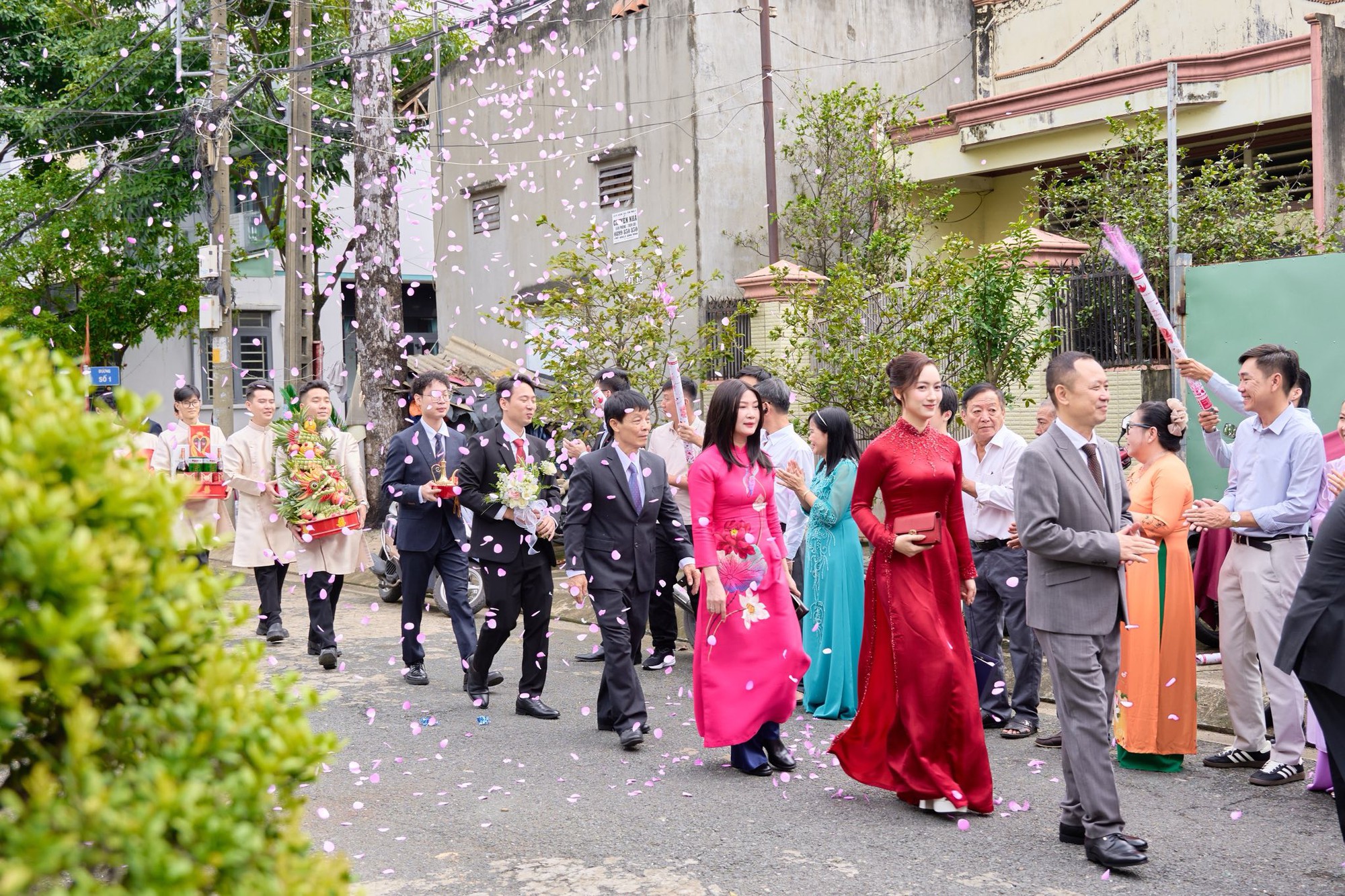 "Mẹ chồng trẻ nhất nước", sao mà giống diễn viên Phương Anh Đào: Danh tính hé lộ điều thú vị- Ảnh 6. "Mẹ chồng trẻ nhất nước", sao mà giống diễn viên Phương Anh Đào: Danh tính hé lộ điều thú vị- Ảnh 6.