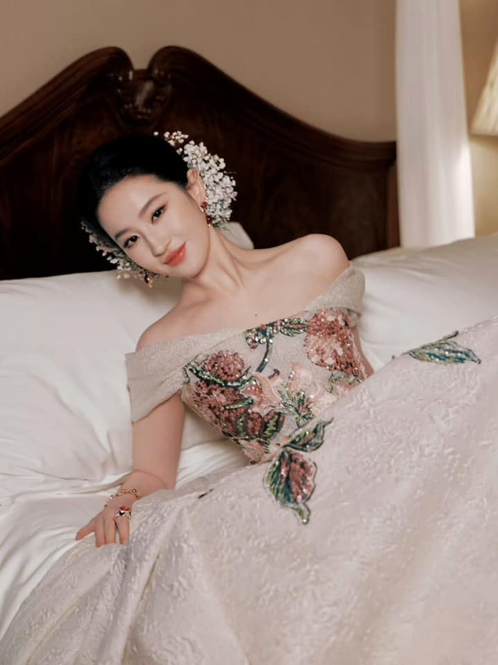 Nhìn ảnh mới của Lưu Diệc Phi mới thấy: Nét tướng “ngậm ngọc trong miệng”, cả đời hưởng phú quý- Ảnh 6. Nhìn ảnh mới của Lưu Diệc Phi mới thấy: Nét tướng “ngậm ngọc trong miệng”, cả đời hưởng phú quý- Ảnh 6.