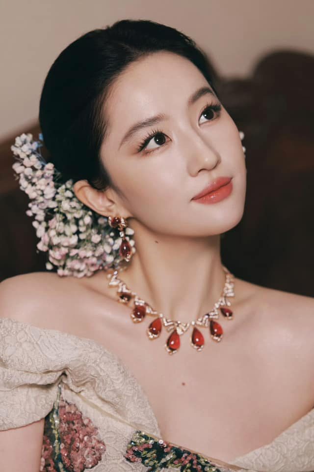 Nhìn ảnh mới của Lưu Diệc Phi mới thấy: Nét tướng “ngậm ngọc trong miệng”, cả đời hưởng phú quý- Ảnh 4. Nhìn ảnh mới của Lưu Diệc Phi mới thấy: Nét tướng “ngậm ngọc trong miệng”, cả đời hưởng phú quý- Ảnh 4.