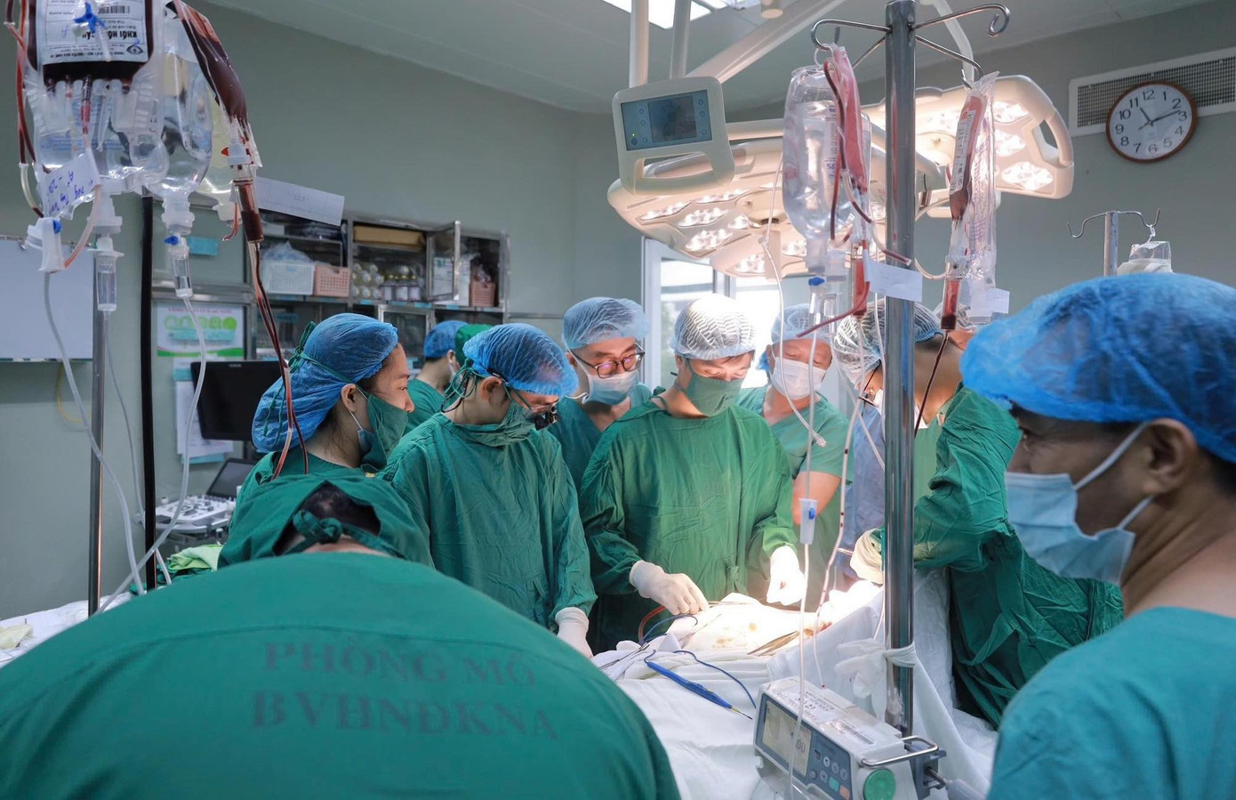 Nữ điều dưỡng dũng cảm cứu cháu bé thoát khỏi tay kẻ truy sát người ở BV Sản Nhi Nghệ An- Ảnh 1.