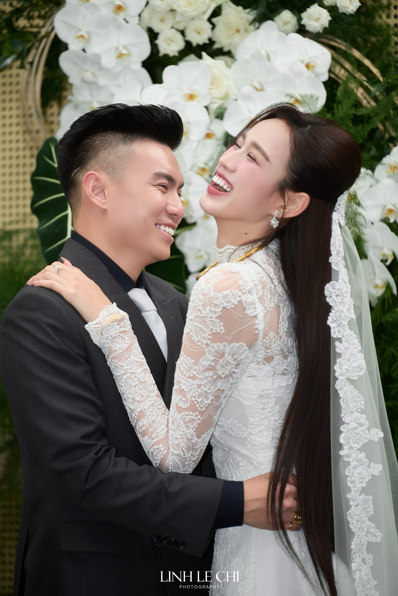 Chủ tịch tập đo&agrave;n Sơn Hải trao cho Hoa hậu Đỗ H&agrave; 1 phong b&igrave;, b&ecirc;n tr&ecirc;n c&oacute; 4 chữ- Ảnh 6.