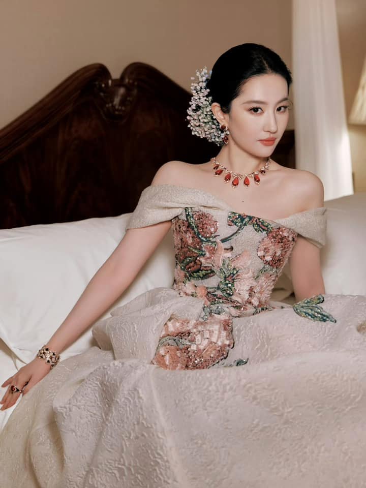 Nhìn ảnh mới của Lưu Diệc Phi mới thấy: Nét tướng “ngậm ngọc trong miệng”, cả đời hưởng phú quý- Ảnh 7. Nhìn ảnh mới của Lưu Diệc Phi mới thấy: Nét tướng “ngậm ngọc trong miệng”, cả đời hưởng phú quý- Ảnh 7.