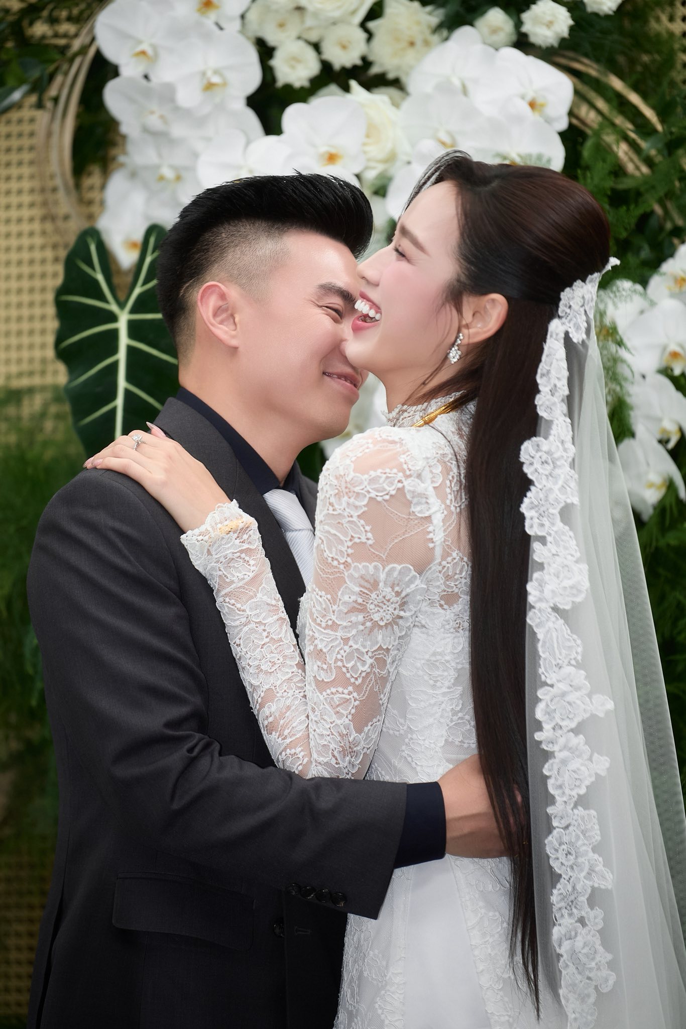 Chủ tịch tập đo&agrave;n Sơn Hải trao cho Hoa hậu Đỗ H&agrave; 1 phong b&igrave;, b&ecirc;n tr&ecirc;n c&oacute; 4 chữ- Ảnh 5.