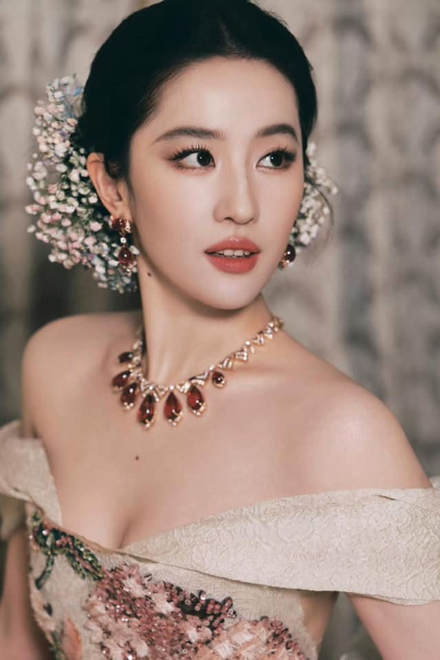 Nhìn ảnh mới của Lưu Diệc Phi mới thấy: Nét tướng “ngậm ngọc trong miệng”, cả đời hưởng phú quý- Ảnh 5. Nhìn ảnh mới của Lưu Diệc Phi mới thấy: Nét tướng “ngậm ngọc trong miệng”, cả đời hưởng phú quý- Ảnh 5.