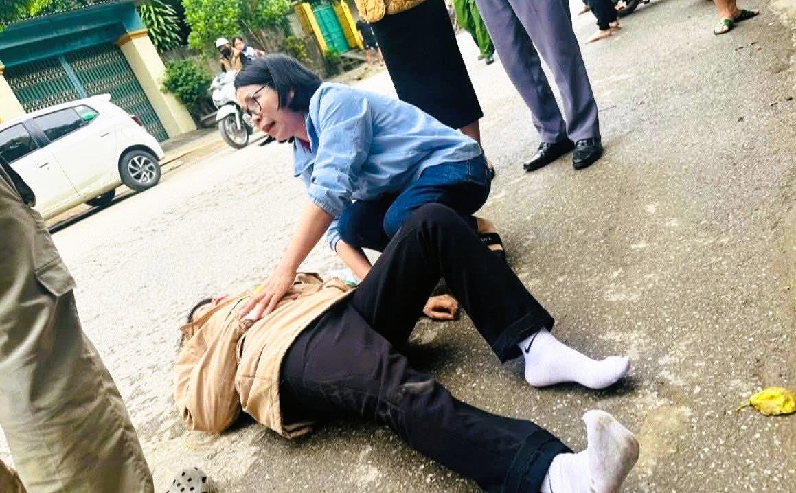 Nữ bác sĩ là giám đốc bệnh viện ở Thanh Hóa cứu người bị tai nạn giữa đường- Ảnh 1. Nữ bác sĩ là giám đốc bệnh viện ở Thanh Hóa cứu người bị tai nạn giữa đường- Ảnh 1.
