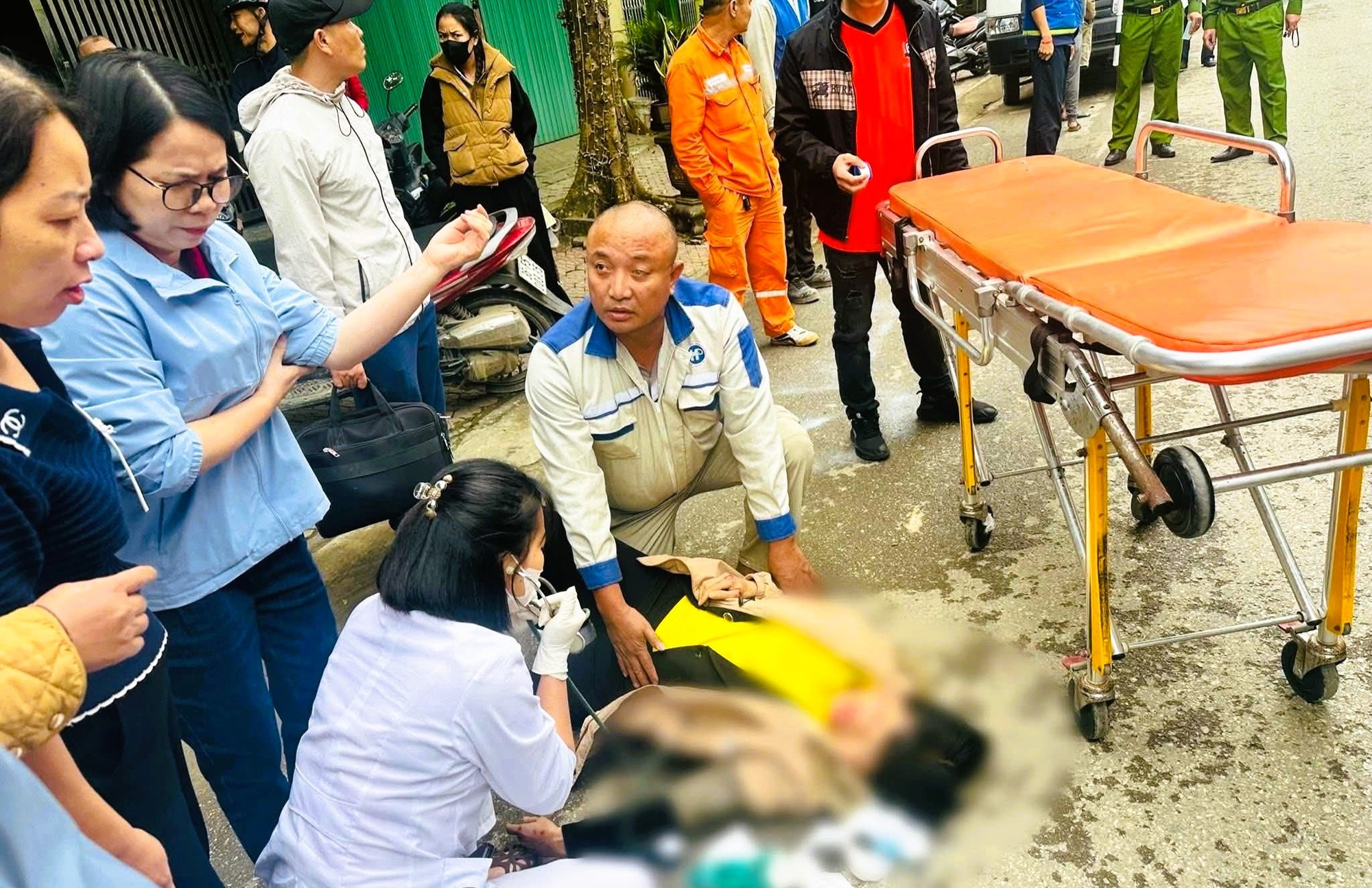 Nữ bác sĩ là giám đốc bệnh viện ở Thanh Hóa cứu người bị tai nạn giữa đường- Ảnh 2. Nữ bác sĩ là giám đốc bệnh viện ở Thanh Hóa cứu người bị tai nạn giữa đường- Ảnh 2.