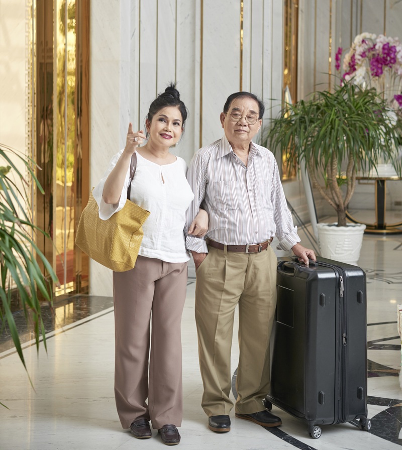 Bố mẹ tôi bỗng dưng vay hàng chục triệu để đi du lịch: Sống tiết kiệm quá lâu nên khi cánh cửa mở ra liền bị cuốn vào- Ảnh 2.