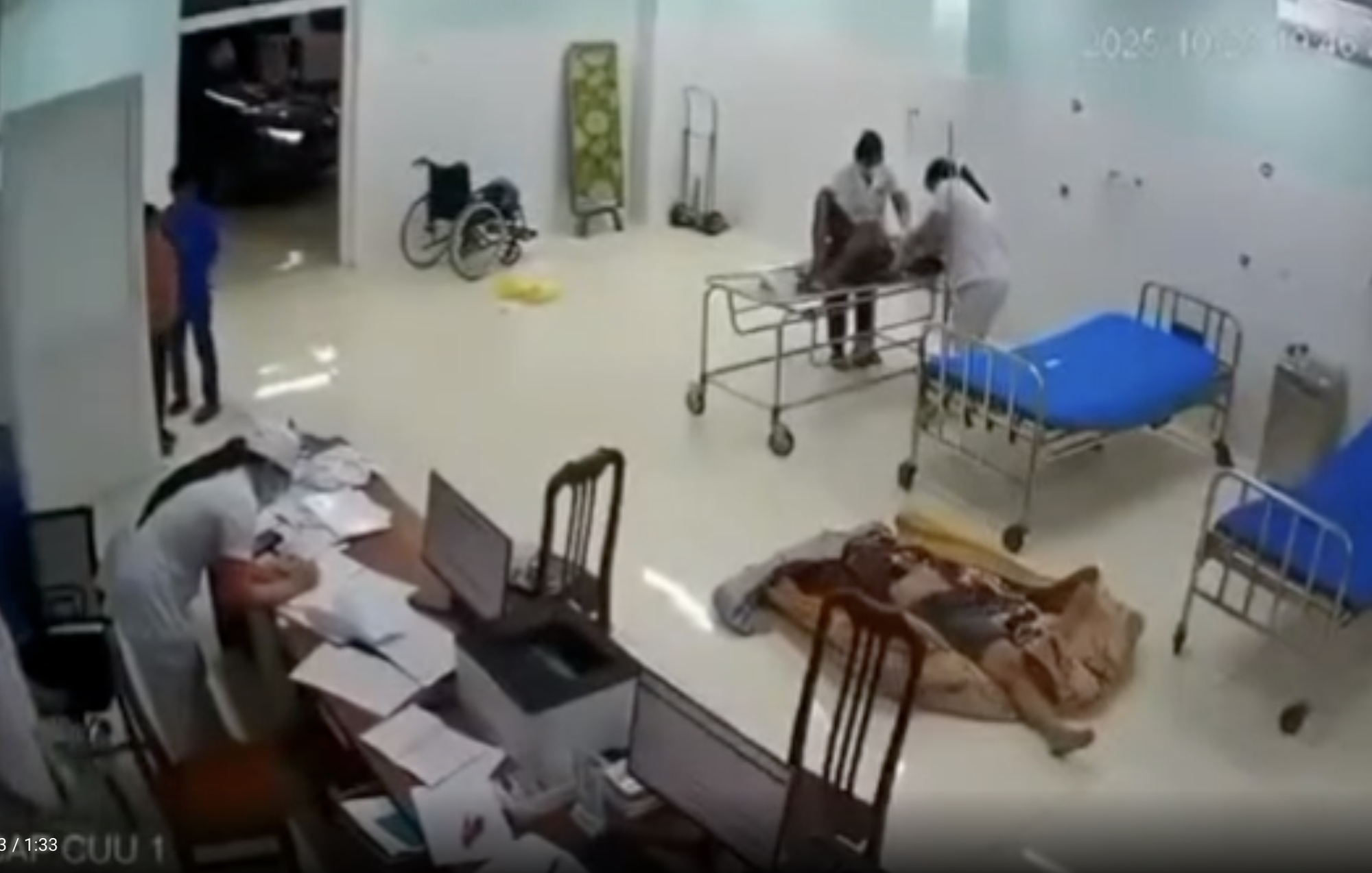 CLIP: Người đàn ông xông vào phòng trọ chém đôi nam nữ dã man- Ảnh 1. CLIP: Người đàn ông xông vào phòng trọ chém đôi nam nữ dã man- Ảnh 1.