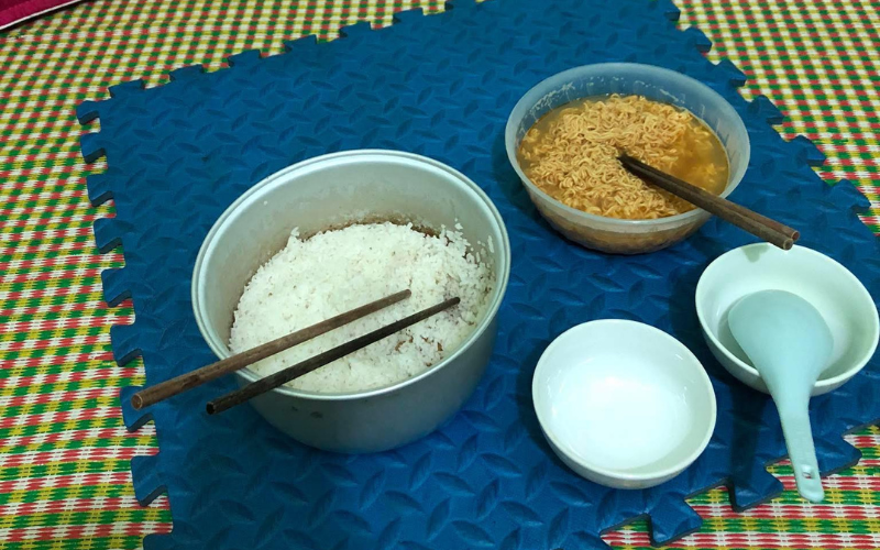 Bức ảnh cơm chan mì tôm của cặp vợ chồng thất nghiệp- Ảnh 1. Bức ảnh cơm chan mì tôm của cặp vợ chồng thất nghiệp- Ảnh 1.