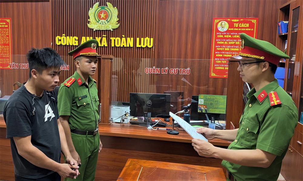 Khởi tố, tạm hoãn xuất cảnh với Đặng Đình Thắng