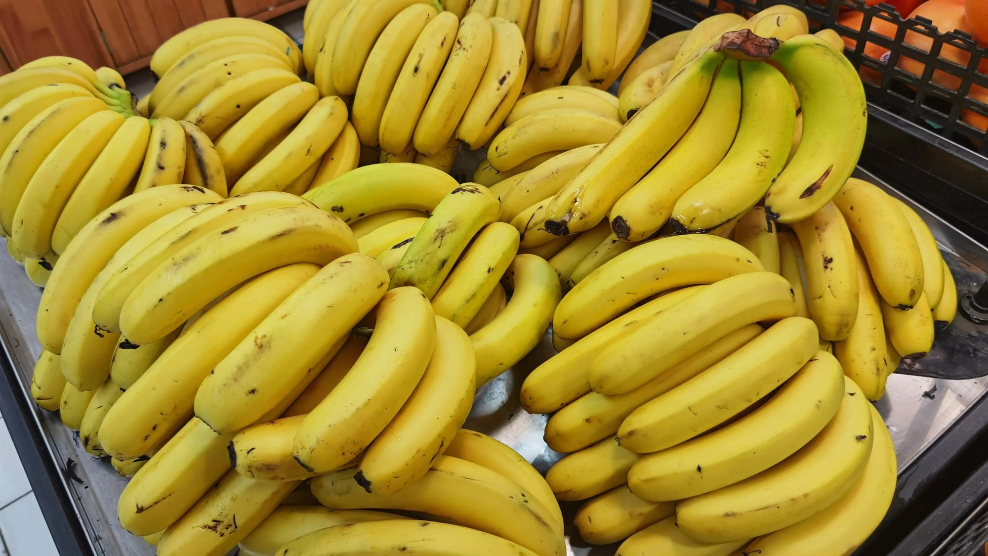 Đi chợ nên mua chuối cong hay chuối thẳng để đảm bảo chất lượng và an toàn- Ảnh 1.