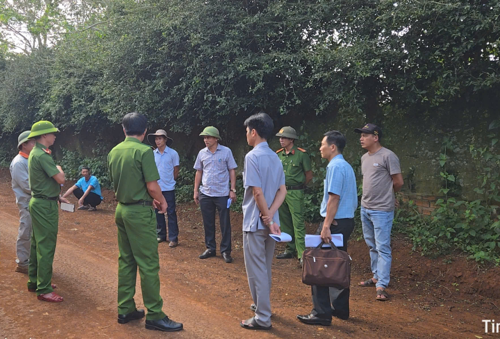 Một vụ đào đường lấy đất “khó hiểu” ở Đắk Lắk- Ảnh 2. Một vụ đào đường lấy đất “khó hiểu” ở Đắk Lắk- Ảnh 2.