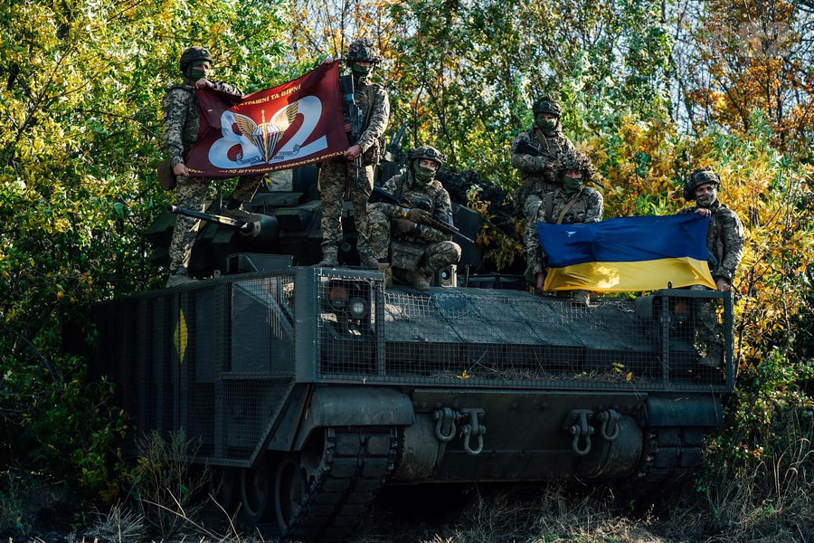 L&iacute;nh d&ugrave; Bukovina đột ph&aacute; chiến trường với xe chiến đấu bộ binh M2 Bradley- Ảnh 1.