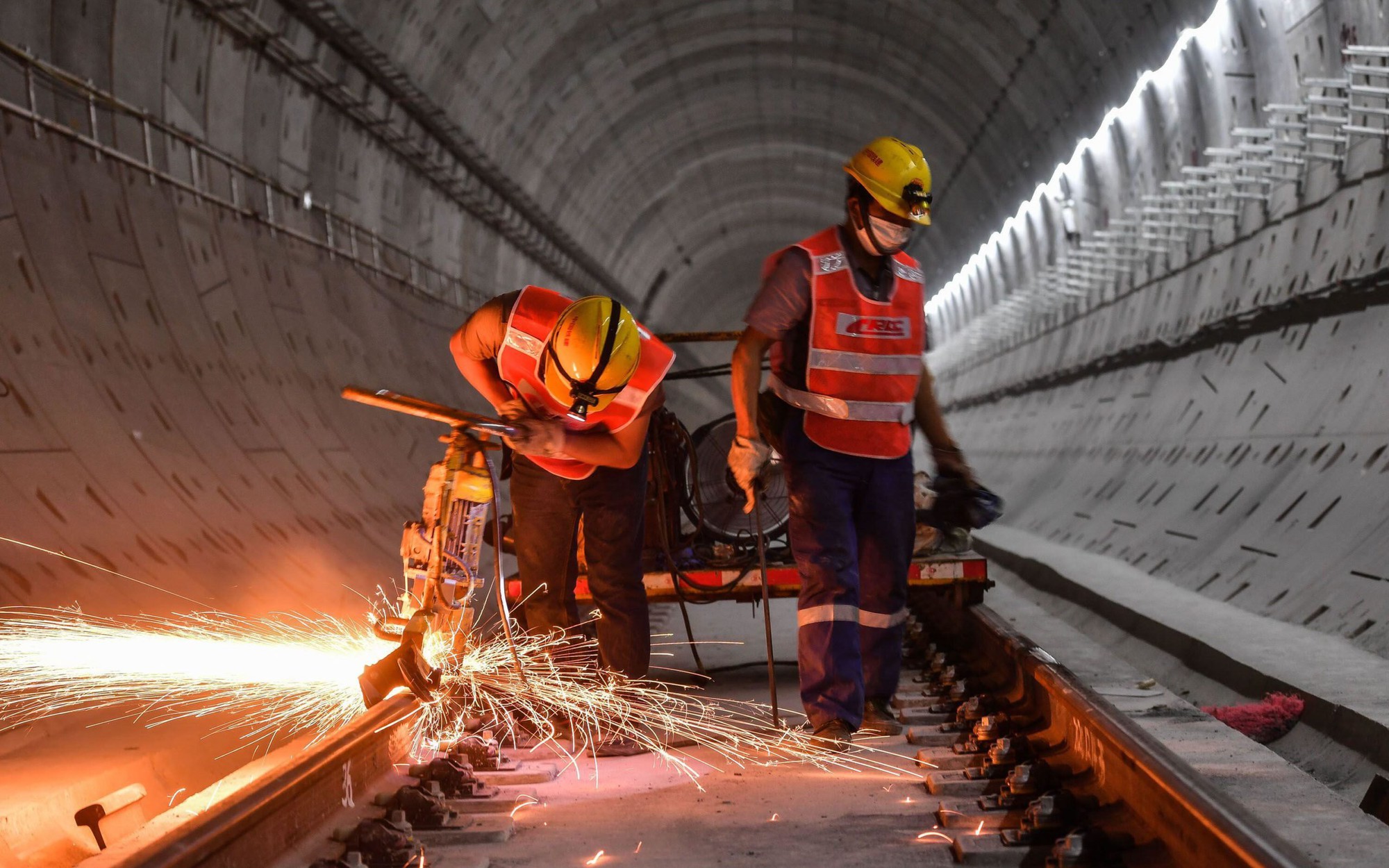 Điện thoại gập Motorola trở lại Việt Nam: "Ăn mày dĩ vãng" đấu thế nào nổi điện thoại Trung Quốc giá rẻ?- Ảnh 7.