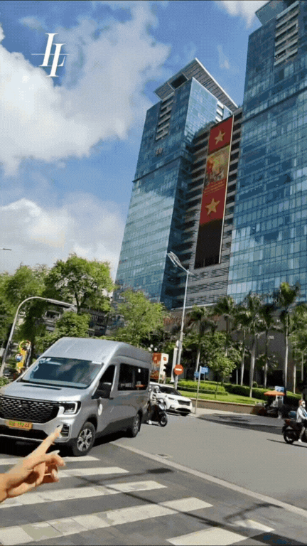 Căn chung cư 4 phòng ngủ giá 62 tỷ đồng khiến dân tình choáng váng: View thẳng ra Nhà thờ Đức Bà, riêng phòng khách đã rộng ngang 1 căn hộ tầm trung- Ảnh 2. Căn chung cư 4 phòng ngủ giá 62 tỷ đồng khiến dân tình choáng váng: View thẳng ra Nhà thờ Đức Bà, riêng phòng khách đã rộng ngang 1 căn hộ tầm trung- Ảnh 2.