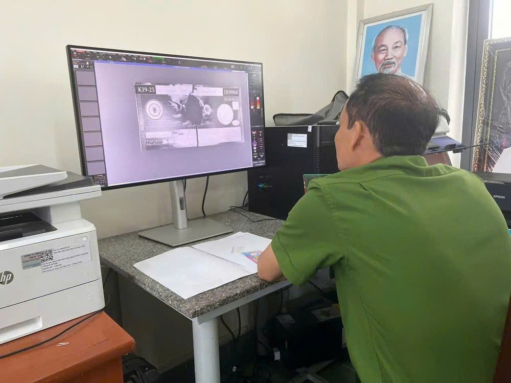 Vụ v&eacute; số tr&uacute;ng 2 tỷ đồng bị r&aacute;ch ở Quảng Ng&atilde;i: C&ocirc;ng an sử dụng kỹ thuật gi&aacute;m định như thế n&agrave;o?- Ảnh 1.