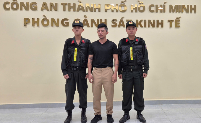 Lương Bằng Quang ngồi thẫn thờ bên đường trước khi bị bắt?- Ảnh 1. Lương Bằng Quang ngồi thẫn thờ bên đường trước khi bị bắt?- Ảnh 1.