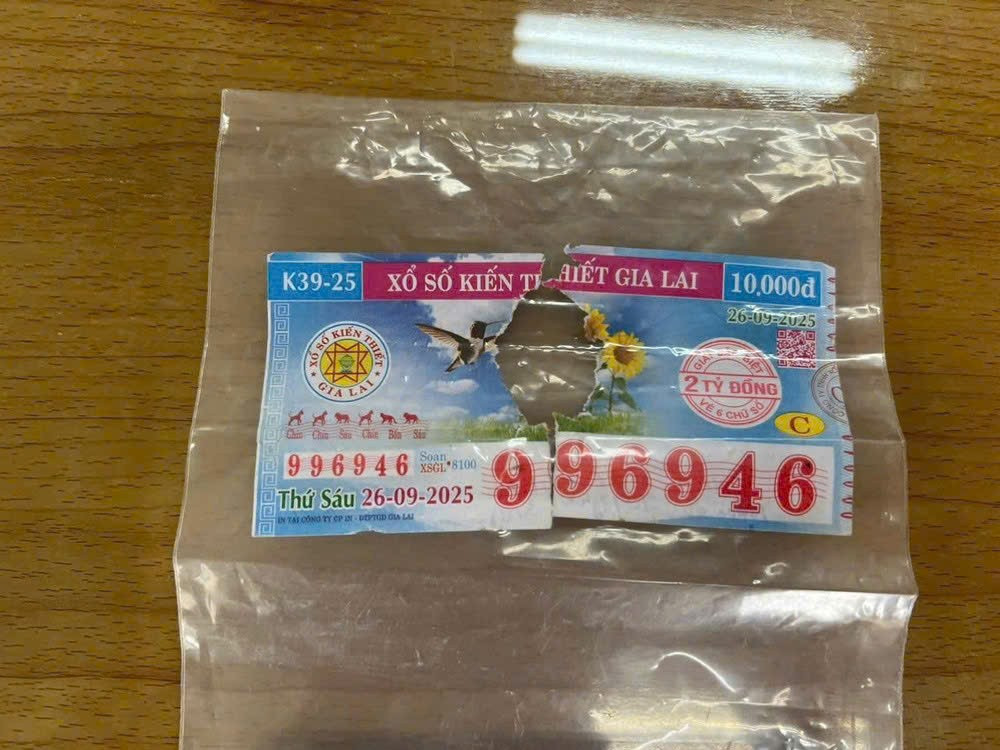 Vụ v&eacute; số tr&uacute;ng 2 tỷ đồng bị r&aacute;ch ở Quảng Ng&atilde;i: C&ocirc;ng an sử dụng kỹ thuật gi&aacute;m định như thế n&agrave;o?- Ảnh 2.