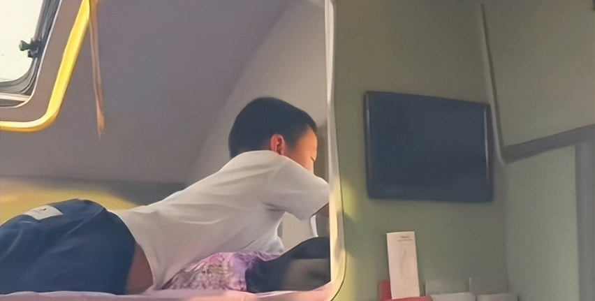 Nhìn đứa trẻ trong bức ảnh, không khó hiểu nếu gia đình này về sau lụn bại!- Ảnh 1. Nhìn đứa trẻ trong bức ảnh, không khó hiểu nếu gia đình này về sau lụn bại!- Ảnh 1.